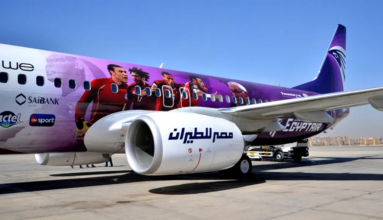 Pesawat maskapai Egypt Air, pesawat khusus untuk tim nasional Mesir yang akan digunakan selama Piala Dunia 2018, terparkir di Bandara Kairo, 20 Maret 2018. Pesawat tersebut didesain dengan corak bendera nasional Mesir di bagian depan. (Egypt Air via AP)