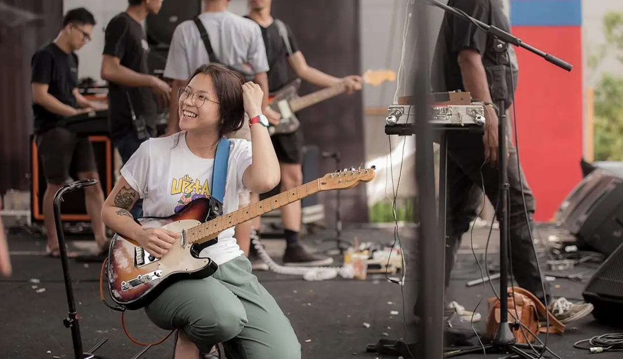 Pelantun lagu "Renjana" ini memang selalu terlihat ceria. Saat mempersiapkan penampilan pun iya tetap menyunggingkan senyuman. Menggunakan kaus berwarna putih dan celana hijau, kaca mata bulatnya membuatnya semakin menawan. (Liputan6.com/IG/@danillariyadi)
