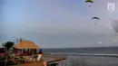 Wisatawan melakukan tandem paralayang di Bukit Riug, Nusa Dua, Bali (30/6). Kegiatan paralayang tandem dengan mengandalkan angin pantai sudah lebih dari satu tahun digemari para wisatawan mancanegara dan lokal. (Merdeka.com/Arie Basuki)