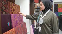 Kain Endek Bali Jadi Souvenir Ajang GPDRR (Dewi Divianta/Liputan6.com)