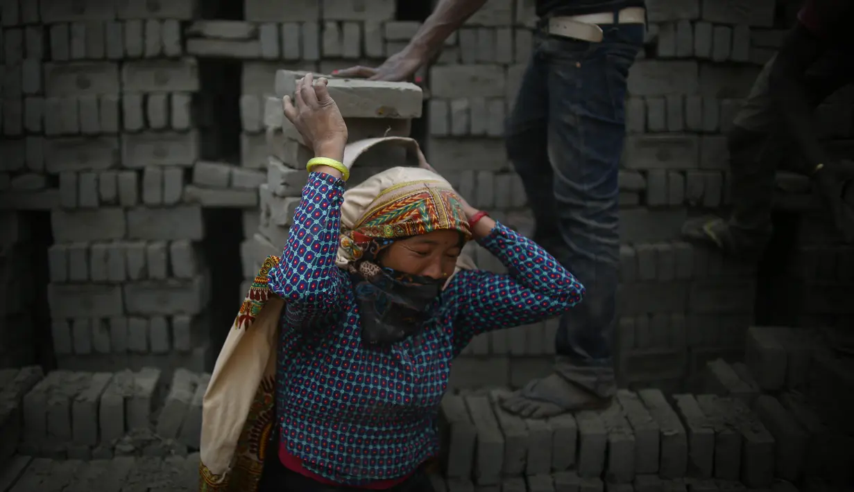 Seorang wanita bekerja di pabrik batu bata di Bhaktapur, Nepal, 30 April 2020. (Xinhua/Sulav Shrestha)