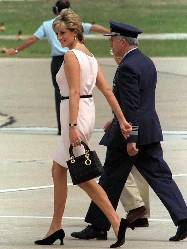 Meghan Markle Pertahankan Eksistensi Sebagai Dutchess Lewat Tas Dior