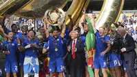 Presiden Donald Trump menyaksikan Reece James dari Chelsea mengangkat trofi setelah laga final Piala Dunia Antarklub antara Chelsea dan PSG di MetLife Stadium, New Jersey, 13 Juli 2025. (AP Photo/Jacquelyn Martin)