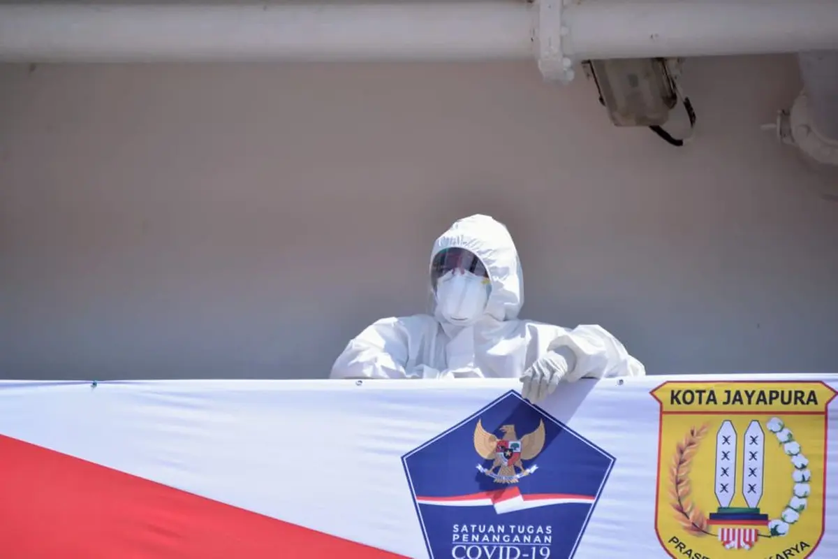 Isolasi terpusat (isoter) Terapung di KM Tidar yang bersandar di Pelabuhan Jayapura