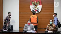 Ketua KPK Firli Bahuri menghadirkan tersangka Wakil Ketua DPR Azis Syamsuddin saat konferensi pers di Gedung KPK Jakarta, Sabtu (25/9/2021). KPK resmi menahan Azis Syamsuddin sebagai tersangka kasus dugaan suap penanganan perkara di Kabupaten Lampung Tengah (Liputan6.com/Faizal Fanani)