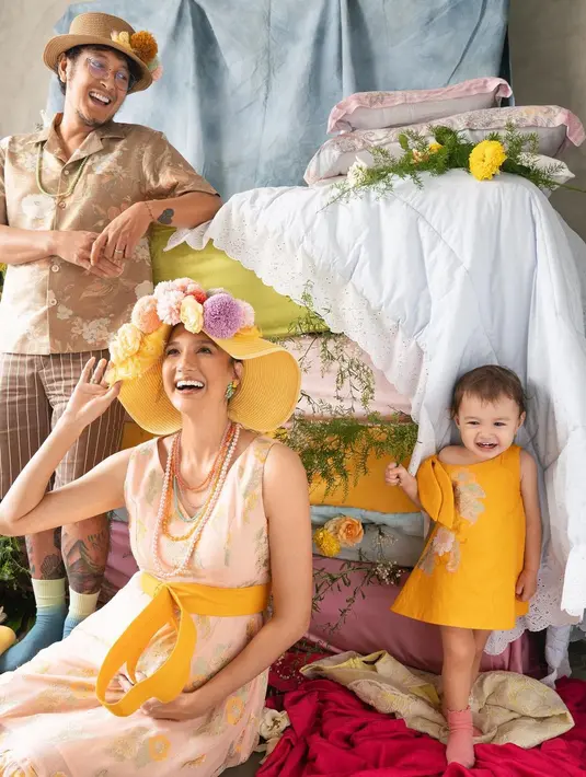 Tidak hanya berpose di atas kasur, tapi juga beberapa pose. Tampak pose duduk di  bawah. Tidak hanya Dimas dan Nadine yang mencuri perhatian,  tapi juga putri kecilnya yang sudah pintar berpose. [Instagram/nadinelist]