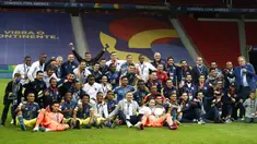 Tim Kolombia berpose untuk foto setelah mengalahkan Peru 3-2 dalam pertandingan juara ketiga Copa America 2021 di Stadion Nasional Brasilia, Brasil, Sabtu (10/7/2021). Kolombia menang dramatis 3-2 atas Peru. (AP Photo/Andre Penner)
