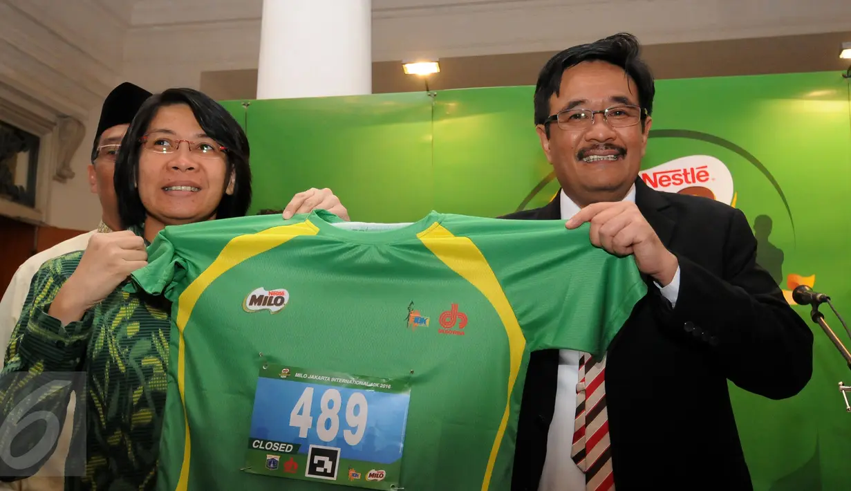 Wakil Gubernur DKI Jakarta Djarot Saiful Hidayat (kanan) memamerkan race pack Jakarta 10K usai jumpa pers di Balai Kota Jakarta, Kamis (16/6). Jakarta 10K 2016 mengambil tema Green Energy for Jakarta. (Liputan6.com/Helmi Fithriansyah)