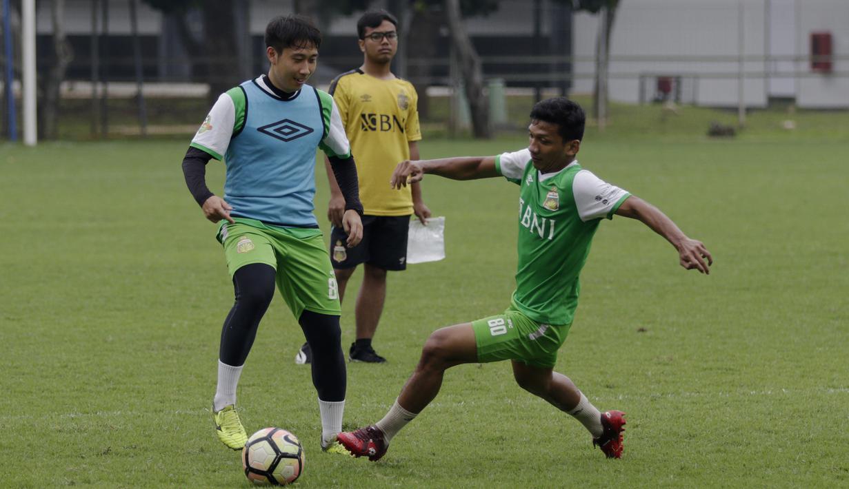 Pemain Bhayangkara FC, Lee Yoo-joon, mengontrol bola saat latihan di Lapangan ABC Senayan, Jakarta, Rabu (13/2). Latihan ini merupakan persiapan Piala Indonesia dan Piala Presiden. (Bola.com/Yoppy Renato)