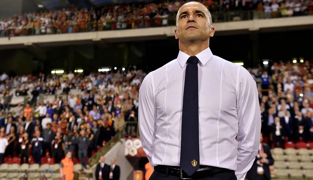 Pelatih baru Belgia, Roberto Martinez, mengamati permainan anak asuhnya. Laga ini merupakan debut mantan pelatih Everton ini setelah ditunjuk menggantikan Marc Wilmots. (Reuters/Eric Vidal) 