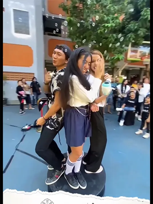 "Yeay! Anak kita lulus @dmustakira 😍😍😍 #makasituhanyesus Proud of you baby @leticiajoseph24 Btw ini manji sama dimas lg ngedate berdua di ke ep ci, aku ama ticia 360 dulu lah skali lagi sama @printbooth_id," tulis itssheilamj. [Instagram/itssheilamj]