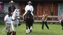 Ketua Umum Partai Gerindra Prabowo Subianto mengajak Presiden Joko Widodo (Jokowi) untuk naik kuda di kediamannya di Hambalang, Bogor, Senin (31/10). Jokowi dan Prabowo usai melakukan pertemuan tertutup selama hampir 2 jam. (Liputan6.com/Faizal Fanani)