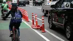 Sejumlah stick cone pembatas jalur sepeda rusak di kawasan Salemba Raya, Jakarta, Jumat (18/11/2022). Stick cone yang terpasang sejak September lalu tersebut terlihat sudah rusak dan tidak terpasang dengan benar, Pemerintah Provinsi DKI menghapus anggaran Rp 38 miliar untuk pembangunan sekitar 500 kilometer jalur sepeda dari rancangan anggaran pendapatan dan belanja daerah (RAPBD) DKI tahun 2023. (Liputan6.com/Faizal Fanani)