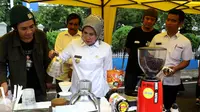 Bupati Serang Ratu Tatu Chasanah menghadiri Festival Kopi Banten di Pendopo Bupati Serang. Dalam kesempatan itu, ia mendadak menjadi barista. (istimewa)