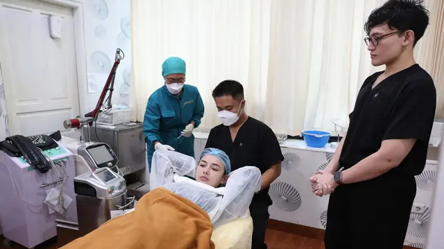 Amanda Manopo di klinik Dermapro SF, Tanjung Duren, Jakarta Barat, Kamis (14/3/2024).