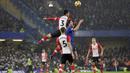 Aksi pemain Southampton, Maya Yoshida (atas) menghalau bola dari kejaran pemain Chelsea, Alvaro Morata  pada laga Premier League di Stamford Bridge, London, (16/12/2017). Chelsea menang 1-0. (AP/Tim Ireland)
