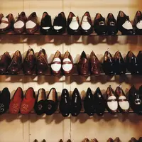 Mix and match busana kantor dengan sepatu loafer. (gentlemansgazette.co)