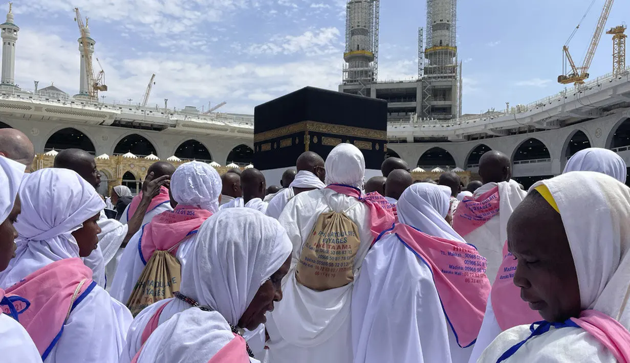 <p>Tawaf ifadah juga dapat dilakukan selama jamaah haji masih berada di Makkah dan tidak ada batas akhir waktunya. Hal ini berdasarkan pendapat Abi Umar Yusuf bin Abdullah al-Syarkha, al-Kaafi (Lebanon: Dar al-Ma&rsquo;rifah, t. th), hlm. 134). Menurut pendapat mereka, mengakhirkan tawaf ifadah hukumnya boleh, dan tidak dikenakan dam. (AP Photo/Amr Nabil)</p>