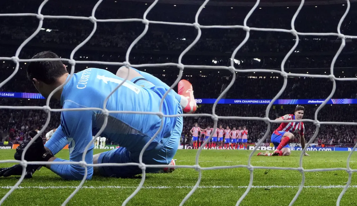 Pemain Atletico Madrid, Julian Alvarez mengeksekusi tendangan penalti ke gawang Real Madrid pada laga leg 2 babak 16 besar Liga Champions 2024/2025 di Metropolitano Stadium, Madrid, Spanyol, Kamis (13/03/2025). (AP Photo/Manu Fernandez)