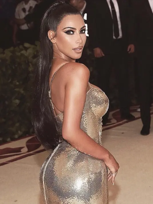 Usai Kanye West mengunggah foto seksi Kim Kardashian dengan gaun Met Gala di Twitter, Kim pun membalasnya. (instagram/kimkardashian)