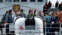 (Ki-ka) Menko Polhukam Luhut Panjaitan, Presiden Jokowi, Panglima TNI Jenderal TNI Gatot Nurmantyo, Setkab Pramono Anung dan Menteri Kelautan dan Perikanan saat berada di kapal perang KRI Imam Bonjol 383 di perairan Natuna, Kamis (23/6). (Foto: Setpres)