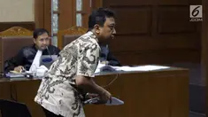 Terdakwa kasus dugaan suap jual beli jabatan di lingkungan Kemenag, M Romahurmuziy saat menjalani sidang lanjutan di Pengadilan Tipikor, Jakarta, Senin (23/9/2019). Sidang beragendakan pembacaan eksepsi yang dibacakan terdakwa dan penasehat hukum terdakwa. (Liputan6.com/Helmi Fithriansyah)