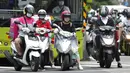 Para pengendara sepeda motor mengenakan masker untuk membantu melindungi diri dari penyebaran virus corona COVID-19 di Taipei, Taiwan, Senin (12/7/2021). Kasus COVID-19 di Taiwan naik ke level tiga. (AP Photo/Chiang Ying-ying)