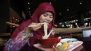 Tanpa ragu-ragu, Cahyani Ariya Wiji, (mahasiswa muslim asal Indonesia) menyantap semangkuk mie Udon halal, di Kanda University of International Studies di Chiba, sebelah timur Tokyo, foto diambil 13 Mei 2014 lalu. (REUTERS/Yuya Shino)