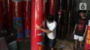 Pekerja memindahkan lilin untuk perayaan Tahun Baru Imlek di Tangerang, Banten, Kamis (4/2/2021). Pandemi COVID-19 tahun ini berdampak pada permintaan lilin Imlek yang biasanya ditulisi doa dan harapan dalam bahasa Mandarin tidak seramai tahun sebelumnya. (Liputan6.com/Angga Yuniar)