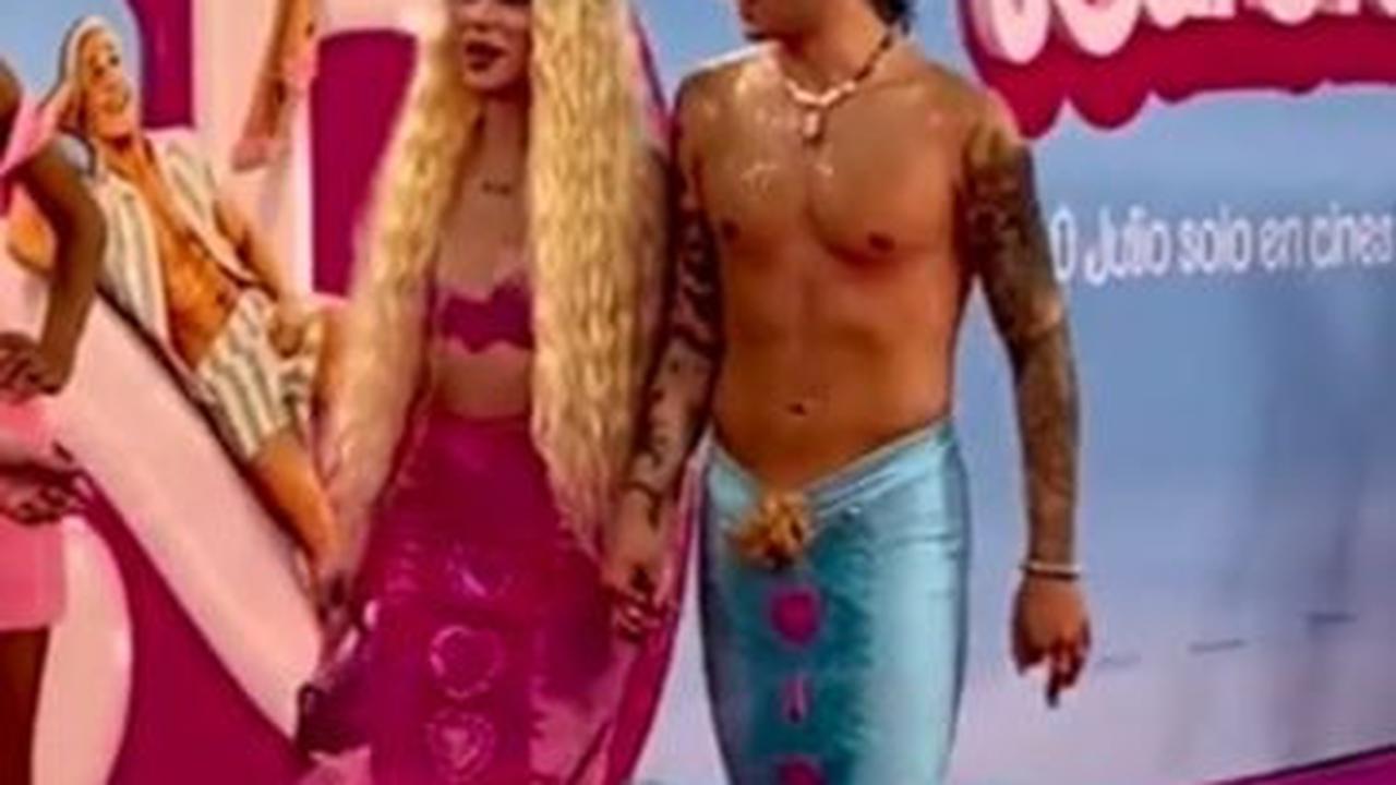 Ada pula yang hadir ke premier dengan konsep busana gabungan dari film Barbie dan The Little Merdaid. Seperti yang diketahui kedua film ini memang rilis di waktu yang berdekatan.