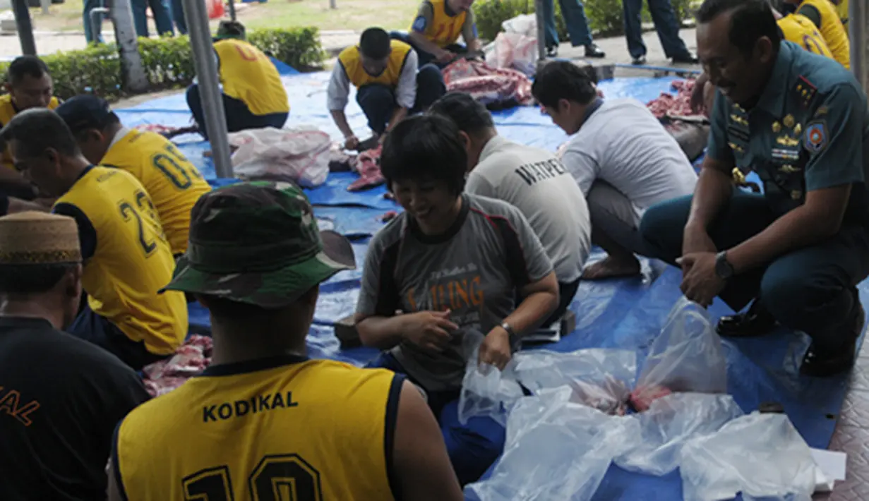 Citizen6, Surabaya: Dalam acara pemotongan hewan kurban tersebut selain Dankobangdikal hadir Wadan Kobangdikal Brigjen TNI Marinir Sturman Panjaiatan, Komandan Kodikopsla Laksma TNI Yayat Achmad Hadirat. (Pengirim: Penkobangdikal)