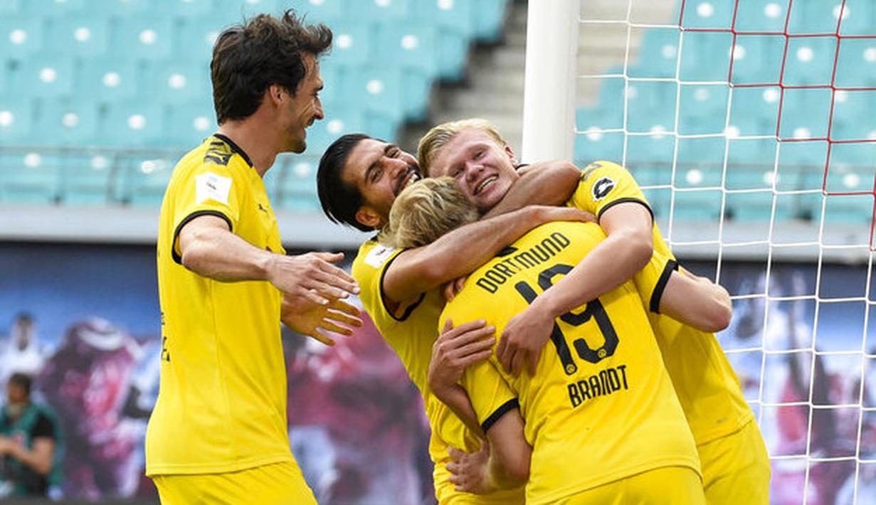 Para pemain Borussia Dortmund merayakan gol yang dicetak oleh Erling Braut Haaland ke gawang RB Leipzig pada laga  Bundesliga di Red Bull Arena Sabtu (20/6/2020). RB Leipzig takluk 0-2 dari Borussia Dortmund. (AP/Jens Meyer)