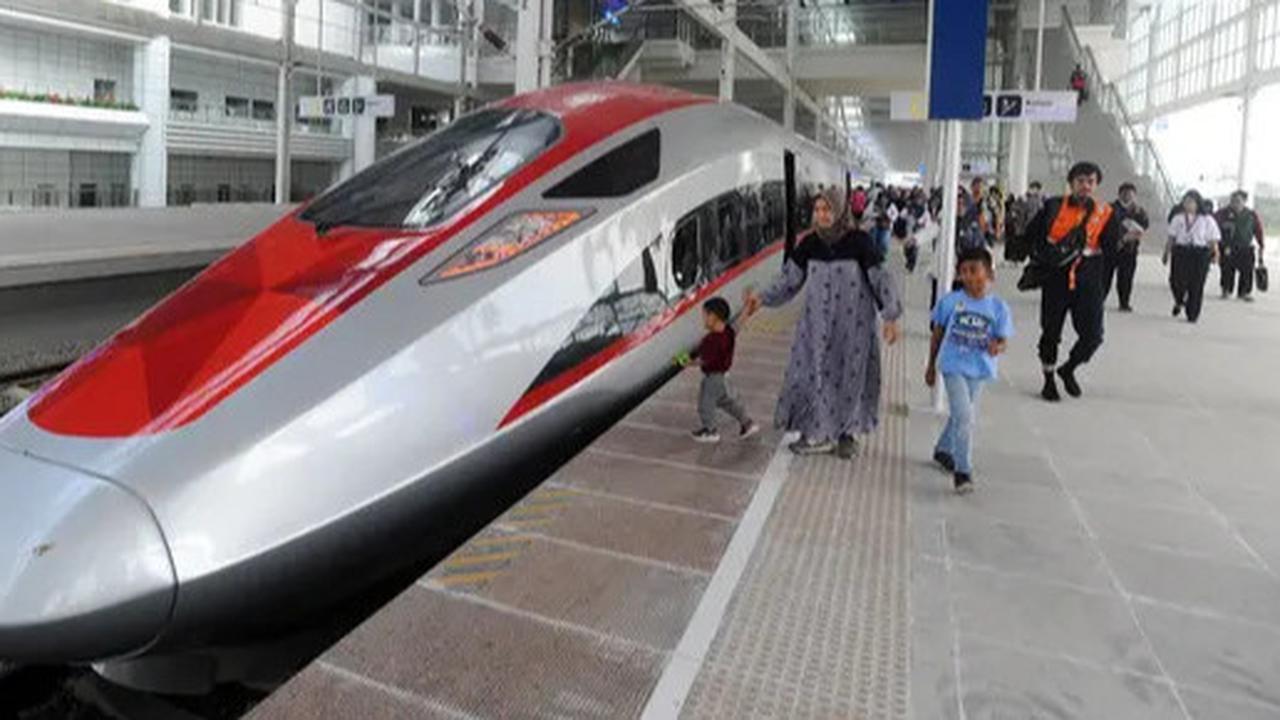 Pecahkan Rekor, Whoosh Angkut 24.350 Penumpang dalam Sehari