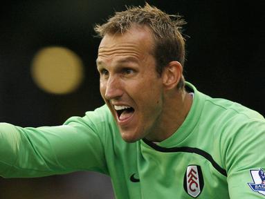 Mark Schwarzer merupakan kiper legendaris timnas Australia yang mampu melakukan penyelamatan penalti sebanyak 10 kali sepanjang kariernya di Liga Inggris. Ia pernah membela Chelsea dan Leichester, namun masa emasnya ia tunjukkan ketika membela Fullham. (AFP/Glyn Kirk)