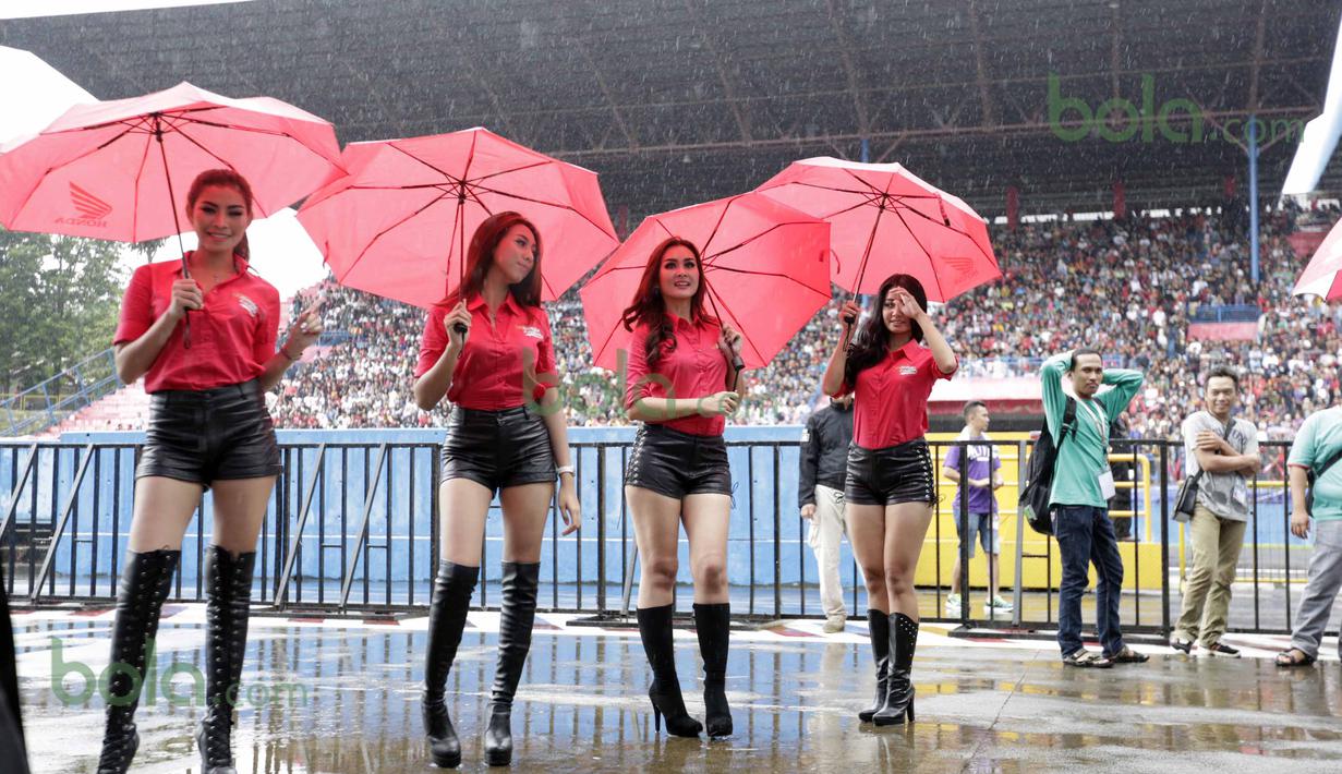 Model Umbrela Girl bersiap mendampingi peluncuran Repsol Honda Team  di Sentul, Bogor, Minggu (14/2/2016), (Bola.com/Nicklas Hanoatubun)