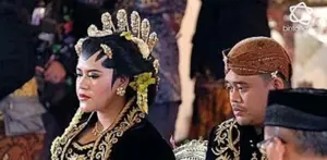 Bobby Nasution dan Kahiyang Ayu resmi menjadi pasangan suami istri. Akad nikah digelar di Graha Saba, Solo, Jawa Tengah (11/8).