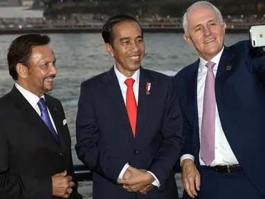 PM Australia Malcolm Turnbull mengajak Sultan Brunei Darussalam Hassanal Bolkiah dan Presiden Joko Widodo (Jokowi) melakukan swafoto pada jamuan makan malam disela kegiatan ASEAN-Australia Special Summit 2018, Sabtu (17/3). (ANDREW TAYLOR/ASEANINAUS/AFP)