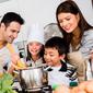 Aktivitas sederhana merekatkan hubungan keluarga dengan memasak. (Foto: pastafits.org)