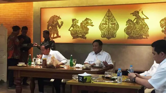 Jokowi-Prabowo makan siang di pusat perbelanjaan FX Sudirman, Jakarta, Sabtu (13/7/2019). (Liputan6.com/Lizsa Egeham)
