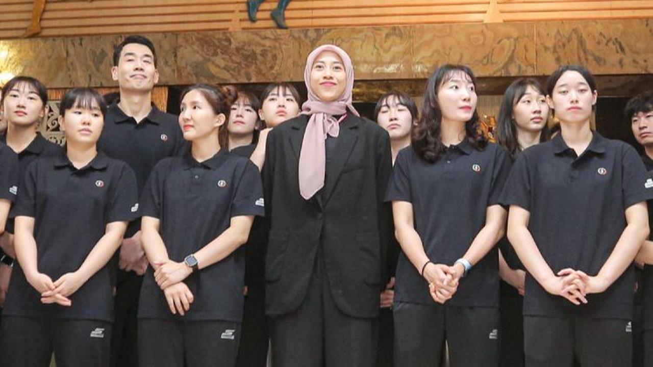 "Jadi kami harap acara di hari Sabtu di Indonesia Arena ini bisa menjadi suatu event perdana voli yang makin ramai, makin besar agar ke depan dari liga voli Indonesia makin maju," kata Menpora Dito. Bola.com/Bagaskara Lazuardi<br>
