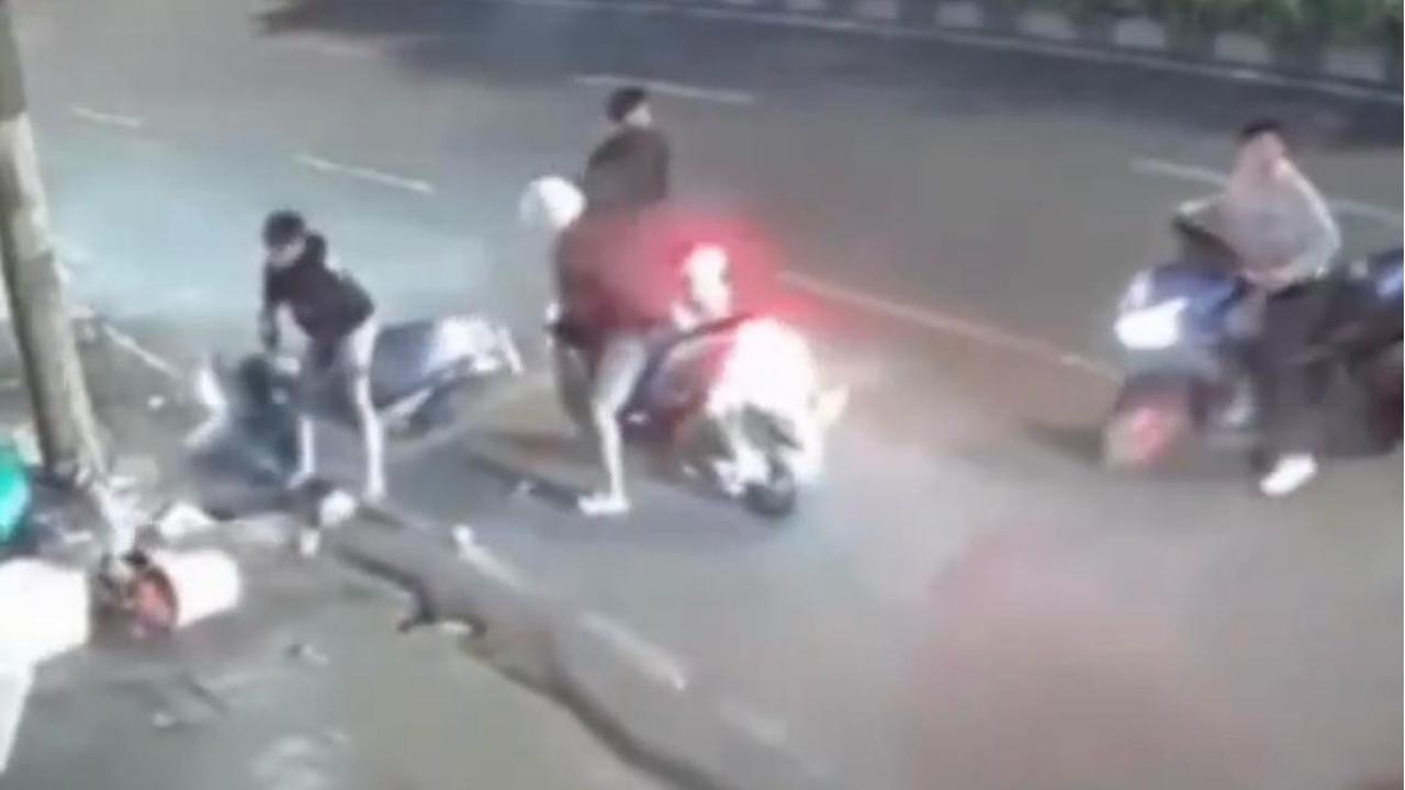 Panik Dikejar Sekelompok Orang Bersenjata Tajam, Tiga Orang Terpental dari Motor Usai Tabrak Tiang
