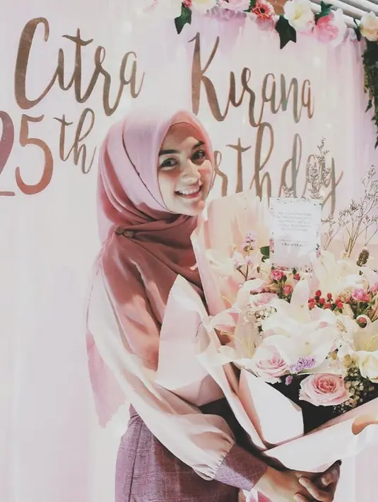 Manisnya Cintra Kirana dengan hijab dan pakaian bernada merah muda saat ulang tahunnya ke-25. (Liputan6.com/IG/@citraciki)