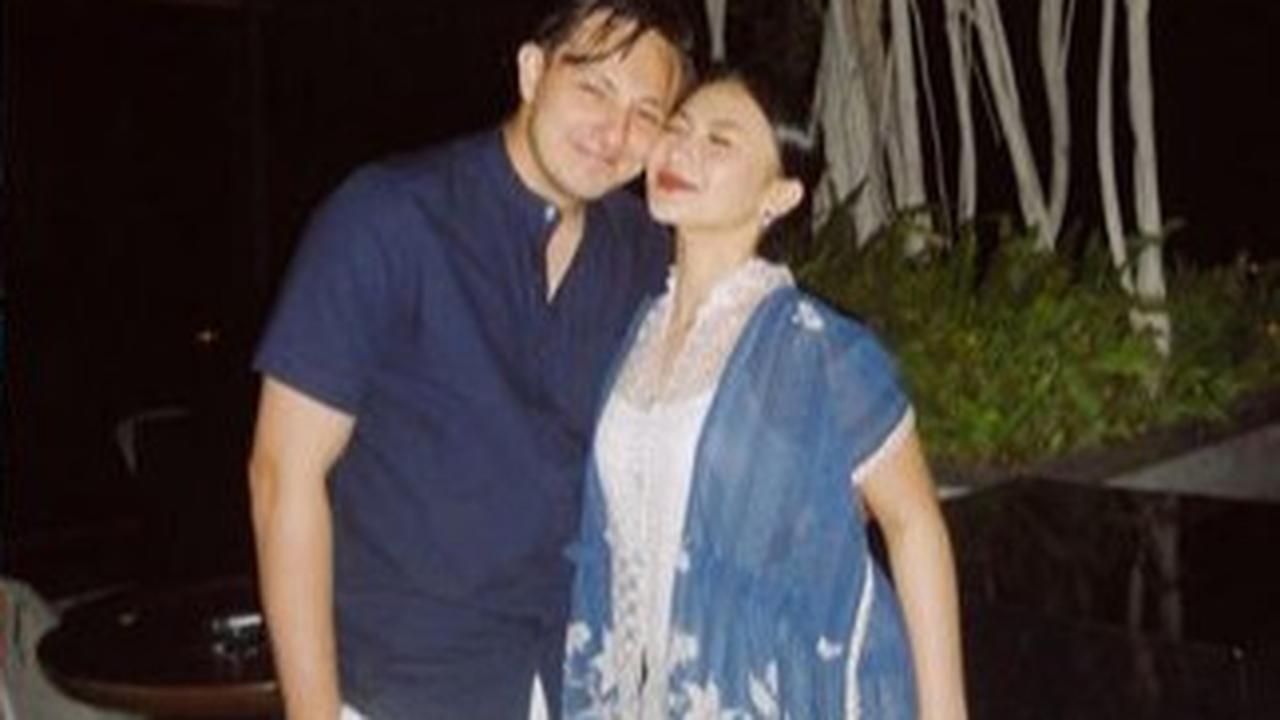 7 Potret Romantis Aktor Tampan Dylan Carr dengan Sang Pacar