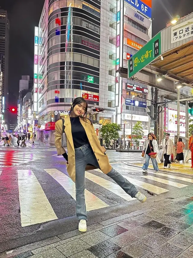 7 Potret Fuji Liburan ke Jepang, Pergi ke Disneyland Menjadi Impian Masa Kecilnya
