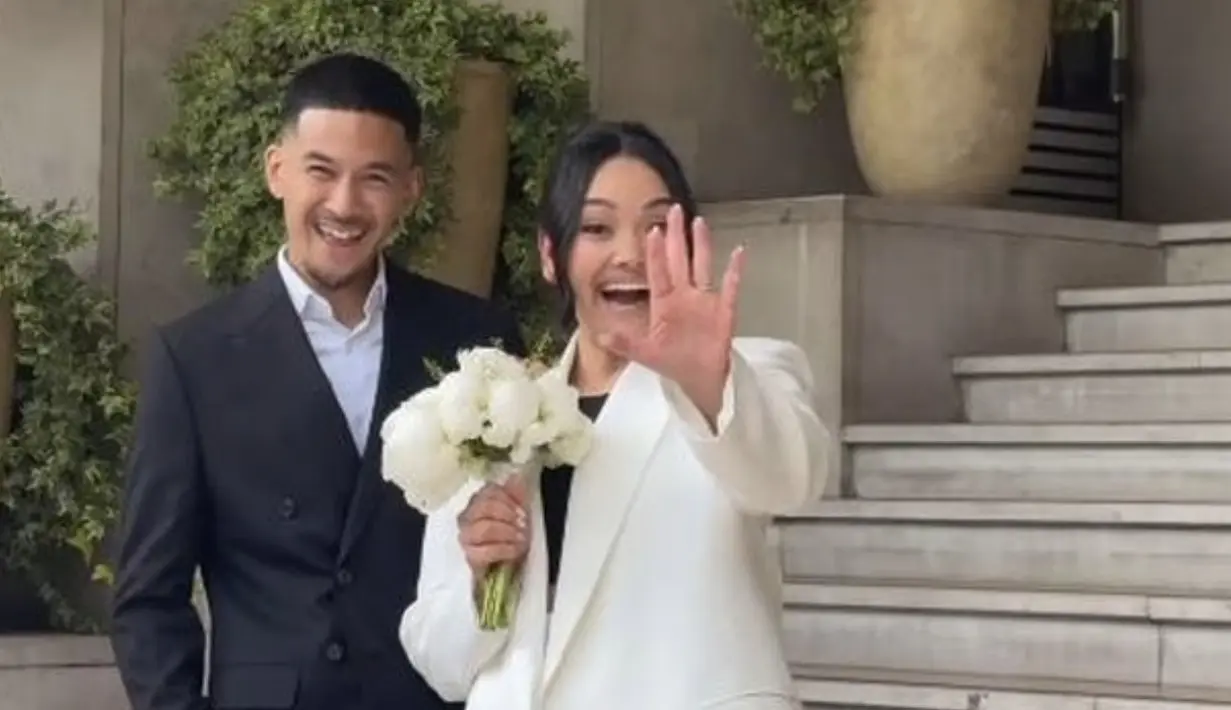 Attire yang dipakai juga begitu sederhana. One set blazer dengan warna kontras jadi pilihan. [Foto: Instagram/ Alyssa]