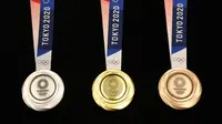 Medali untuk Olimpiade 2020 dipamerkan pada acara hitung mundur setahun menjelang event olahraga multicabang tersebut di Tokyo, Rabu (24/7/2019). (AFP/Behrouz Mehri)