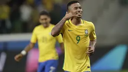 Pemain Brasil, Gabriel Jesus mencatatkan namanya sebagai salah satu pencetak gol terbanyak. Gabriel total telah mencetak tijuh gol hinggal laga terakhir kulifikasi Piala Dunia 2018 saat Chile  Sao Paulo, (10/10/2017). (AP/Andre Penner)