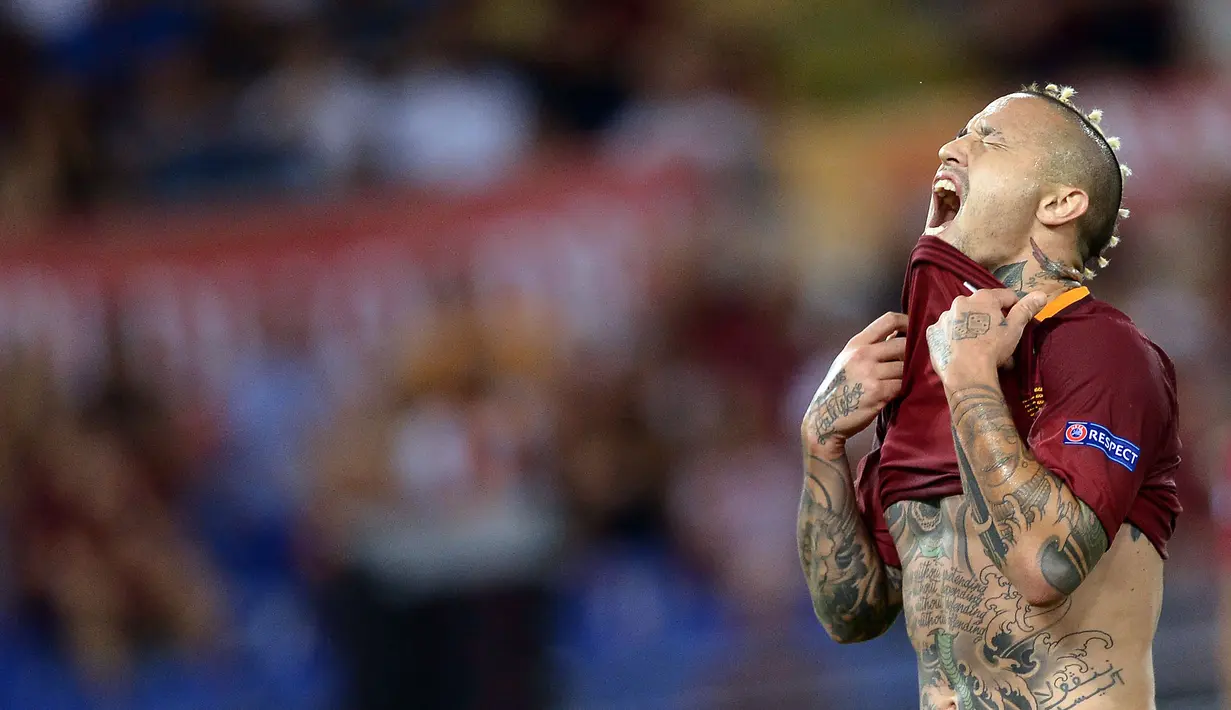 Ekspresi Radja Nainggolan  saat timnya kalah dari FC Porto dengan agregat 1-4 pada leg 2 babak play off Liga Champions  di Olympic Stadium, Rome (24/8/2016) dini hari WIB. (AFP/Filippo Monteforte)