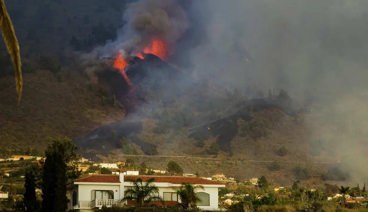 Lava mengalir dari letusan gunung berapi Cumbre Vieja di pulau La Palma di Kepulauan Canaria, Spanyol, Minggu (19/9/2021). Sebelum kejadian ini aktivitas seismik sudah terasa di sekitar lokasi selama sepekan. (AP Photo/Jonathan Rodriguez)
