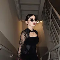 Dalam dua potret yang dibagikan, penampilan Mahalini pun terasa modern, berkelas, sekaligus fashion-forward. [@mahalini].